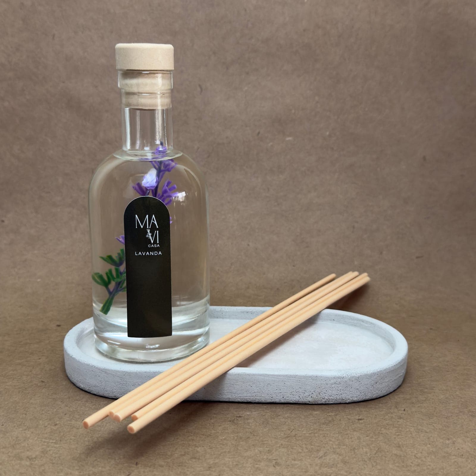 Difusor de ambiente Lavanda com varetas de madeira sobre bandeja de concreto