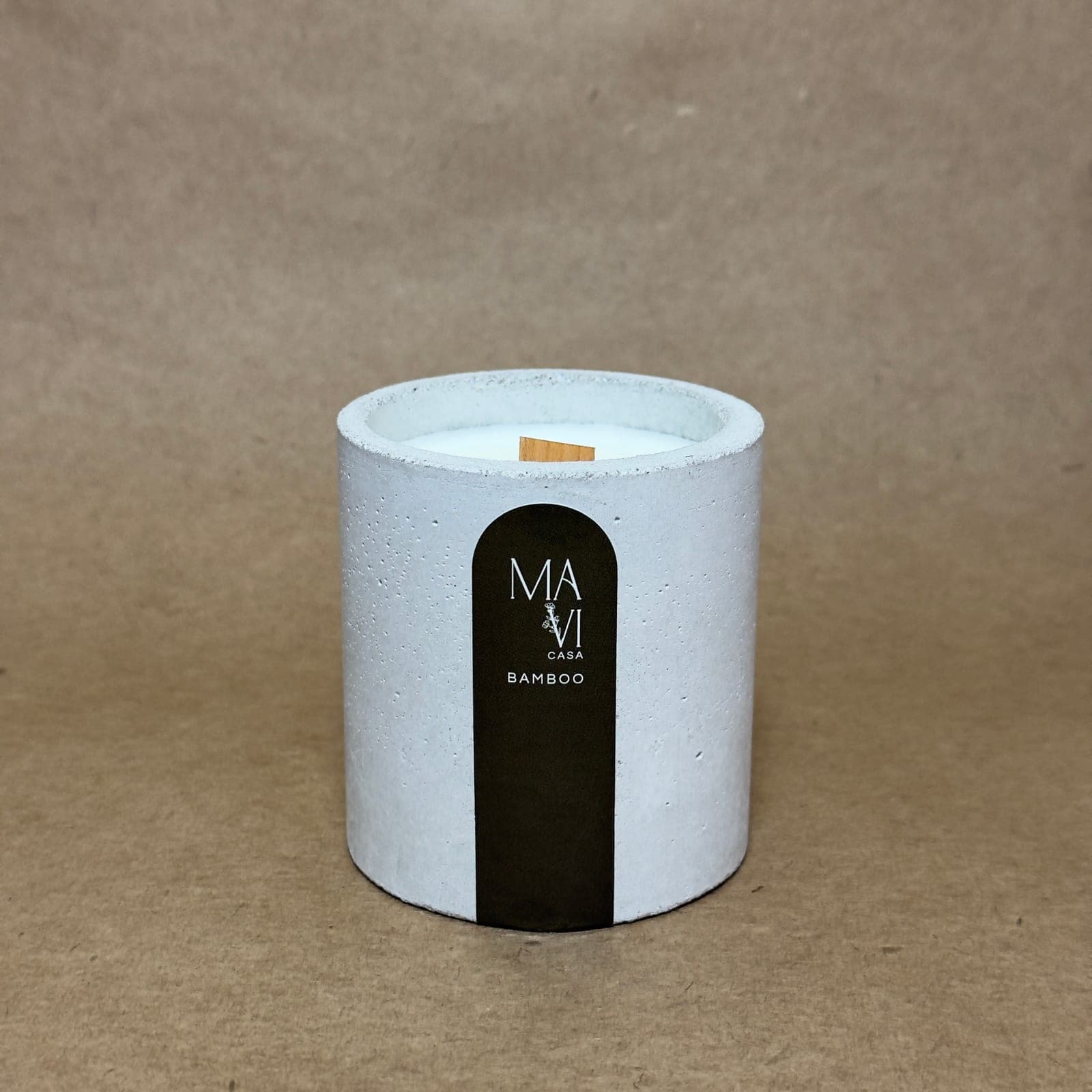 Vela vegetal Bamboo em pote de concreto branco com rótulo preto Mavi Casa
