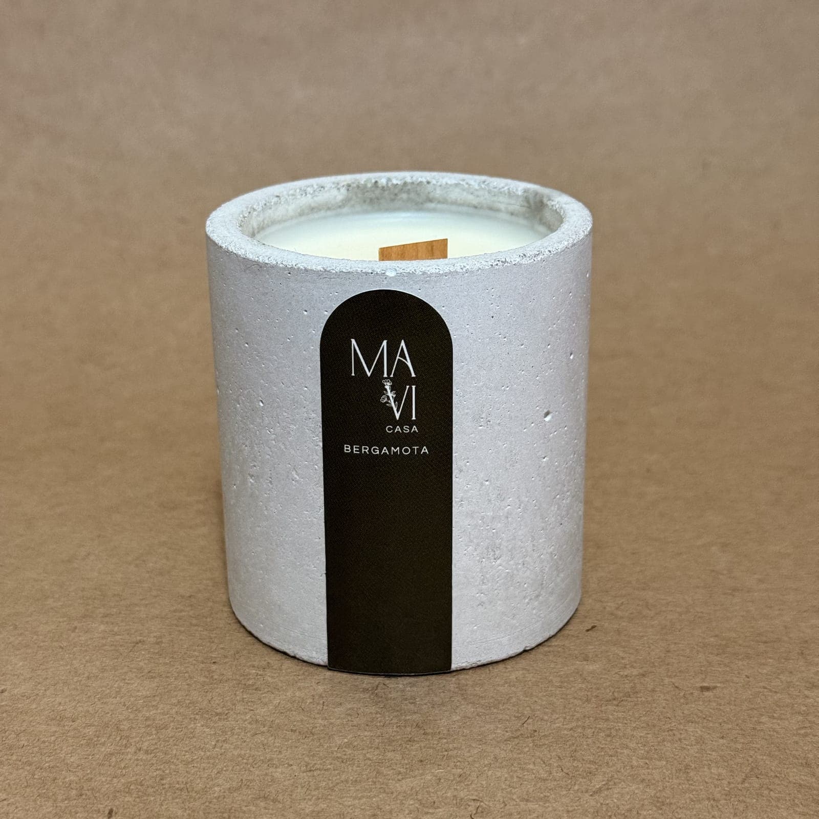 Vela vegetal Bergamota em pote de concreto branco com rótulo preto Mavi Casa