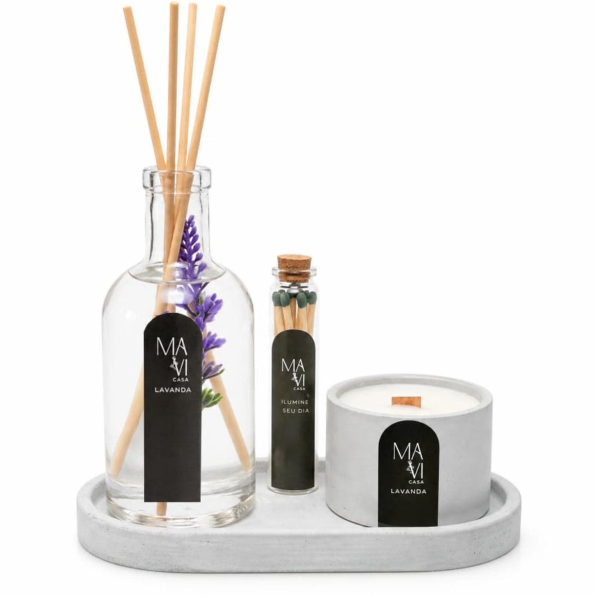 Kit Atmosfera Mavi Casa sobre bandeja oval de concreto: difusor de vidro com varetas, potinho de fósforos com rolha e vela em pote de concreto