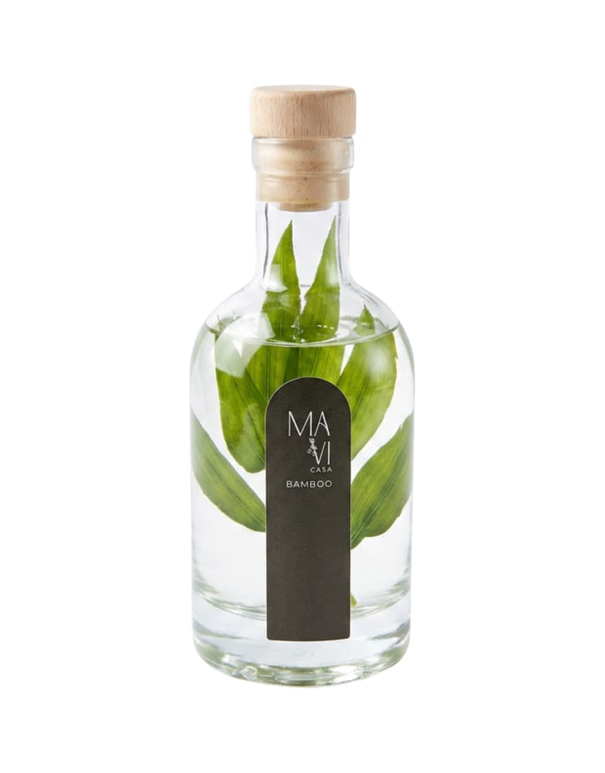 Difusor de ambiente Bamboo Mavi Casa: frasco de vidro com rolha de madeira e botânicos preservados