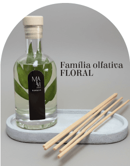 Difusor de ambiente Bamboo Mavi Casa: frasco de vidro com varetas de madeira sobre bandeja de concreto