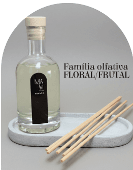 Difusor de ambiente Chá Branco Mavi Casa: frasco de vidro com varetas de madeira sobre bandeja de concreto
