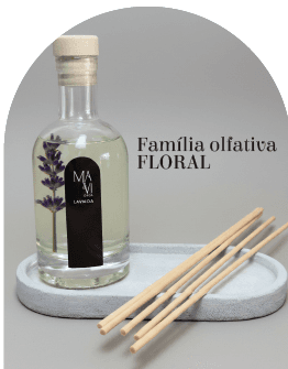 Difusor de ambiente Lavanda Mavi Casa: frasco de vidro com varetas de madeira sobre bandeja de concreto