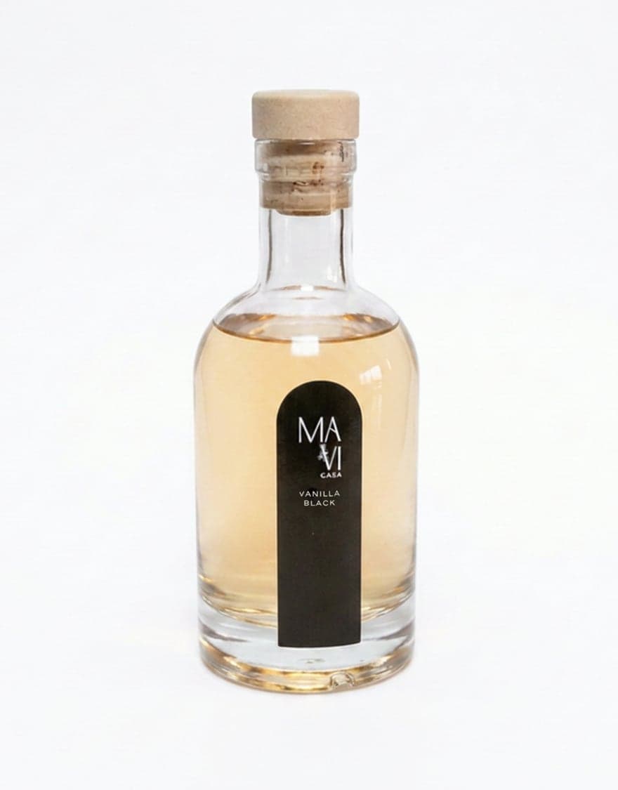 Difusor de ambiente Vanilla Black Mavi Casa: frasco de vidro com rolha de madeira e botânicos preservados
