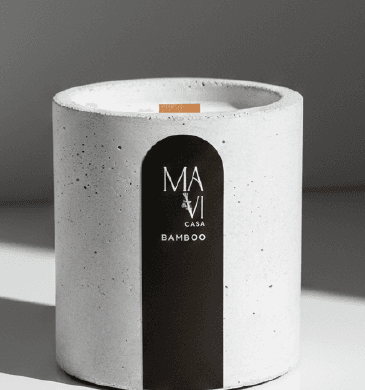 Vela vegetal Bamboo em pote de concreto branco com rótulo preto Mavi Casa