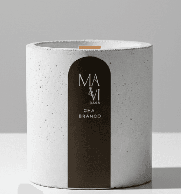 Vela vegetal Chá Branco em pote de concreto branco com rótulo preto Mavi Casa