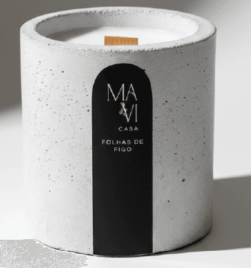 Vela vegetal Folhas de Figo em pote de concreto branco com rótulo preto Mavi Casa