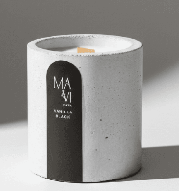 Vela vegetal Vanilla Black em pote de concreto branco com rótulo preto Mavi Casa